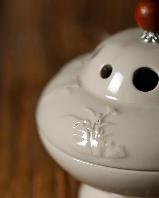 On the lid of the incense burner is engraved with the ‘Four Gentlemen’ — plum, orchid, bamboo, and chrysanthemum — enduring emblems of purity, resilience, grace, and integrity.